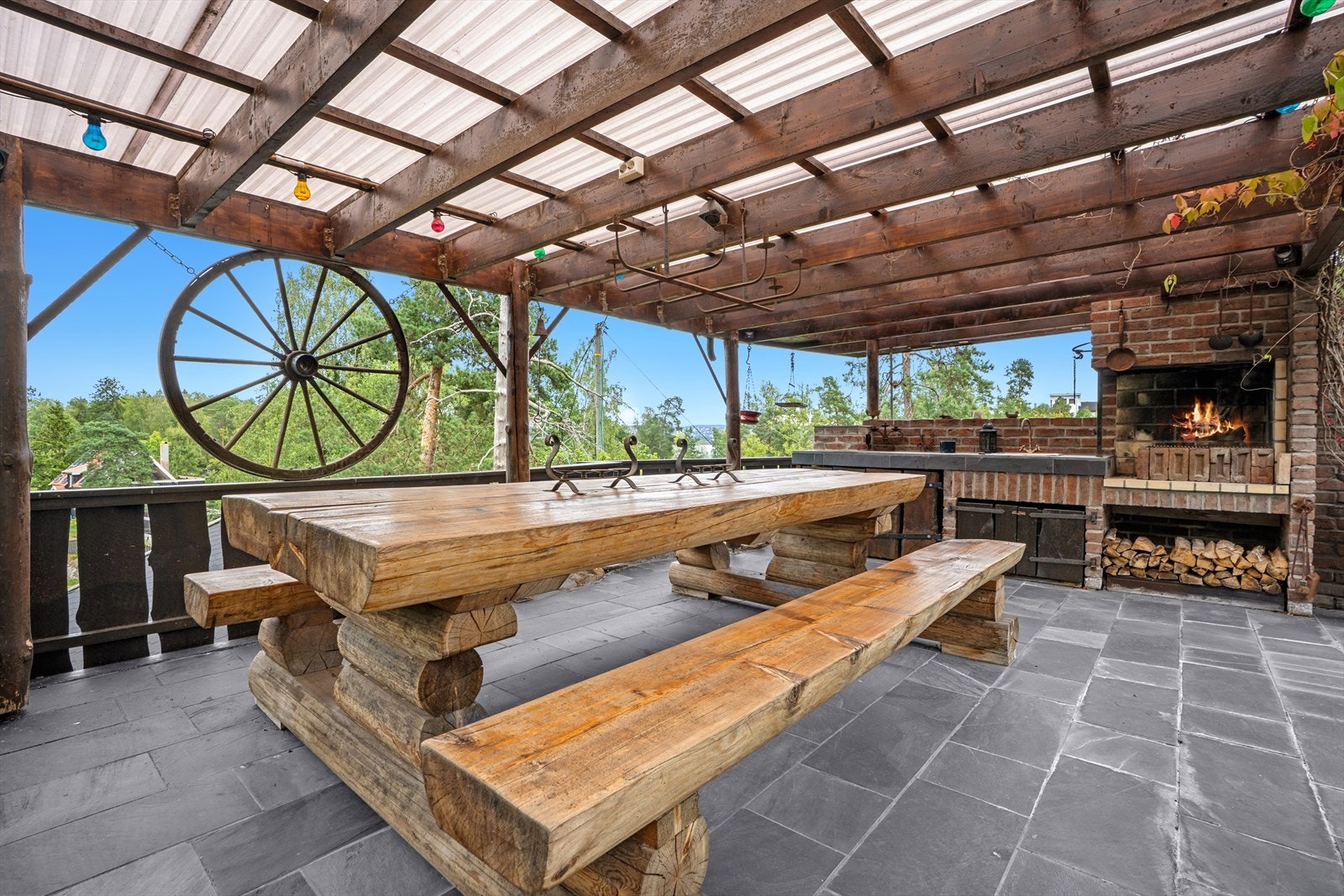 Terrassen er overbygd som sørger for godt med ly på regnværsdager. Galleribilde