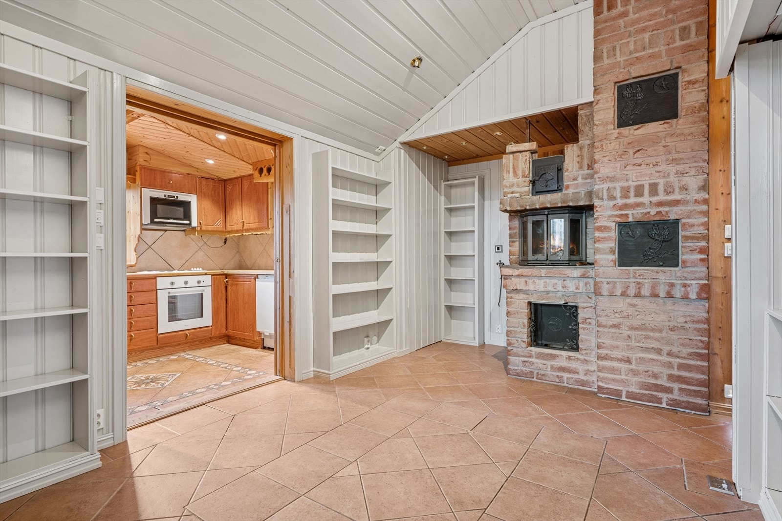 Ildsted plassert utenfor boligens kjøkken. Galleribilde