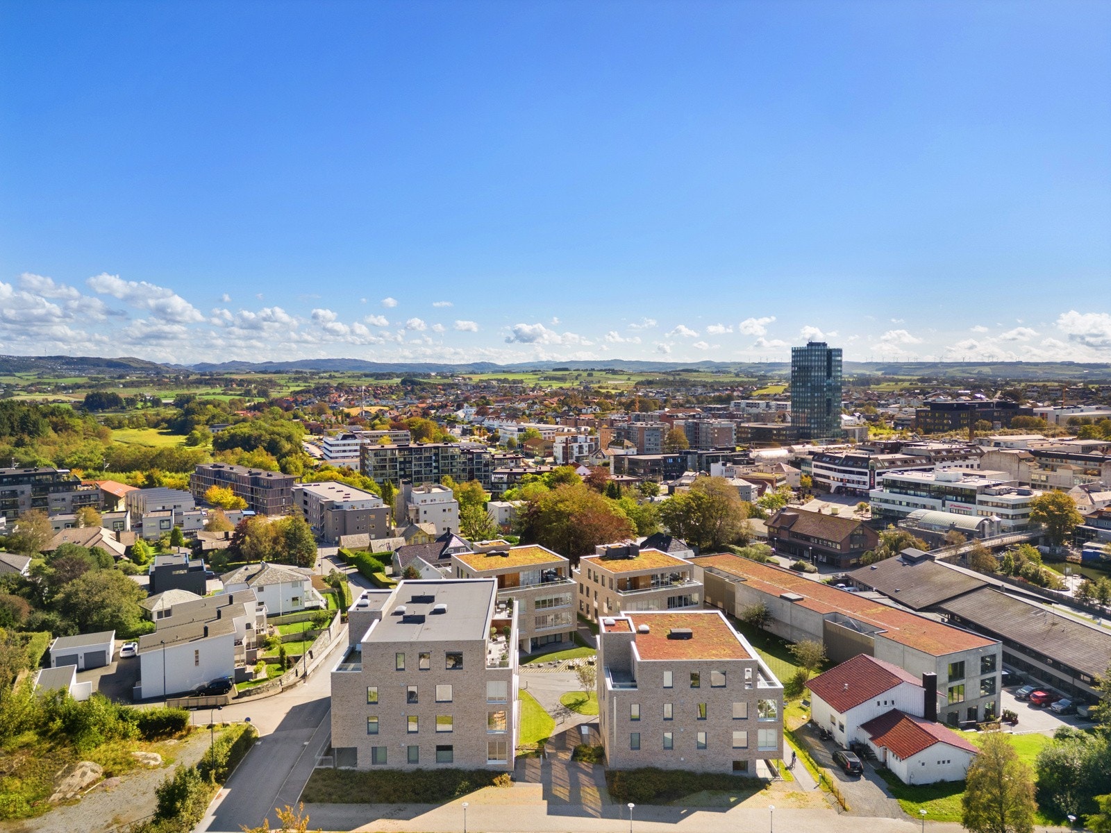 Området byr på offentlig kommunikasjon i form av buss og tog. Galleribilde