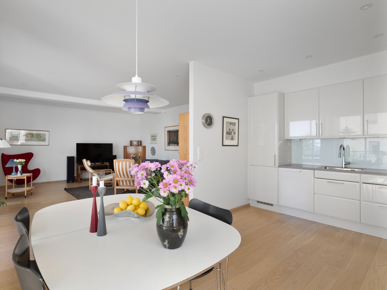 Den åpne løsningen mot stuen gir en luftig følelse og gjør kjøkkenet til en naturlig samlingsplass i hjemmet. Galleribilde