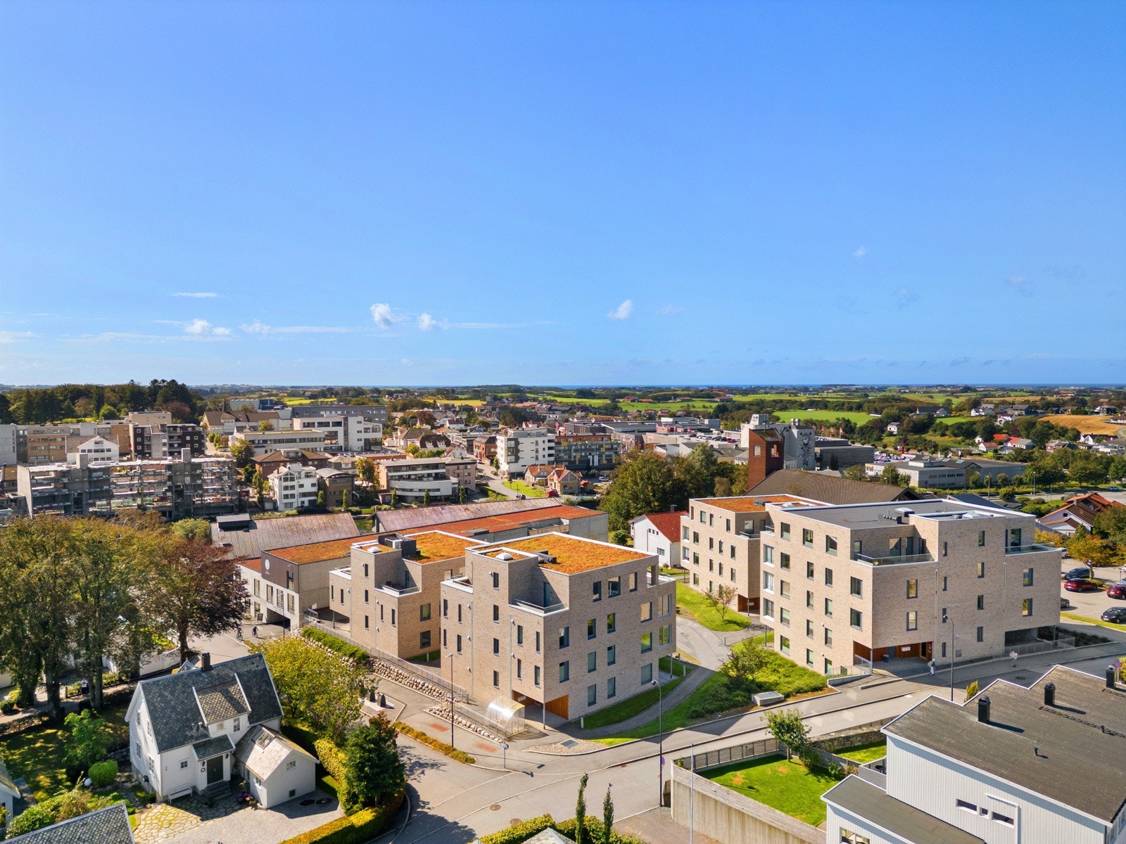 Bryne sentrum ligger rett ved med togstasjon og et variert servicetilbud. Galleribilde