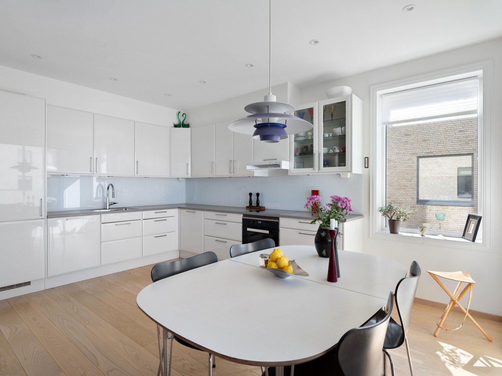 Her får du en romslig og luftig stue med åpen kjøkkenløsning, tre gode soverom og et stilrent, helfliset bad. Galleribilde