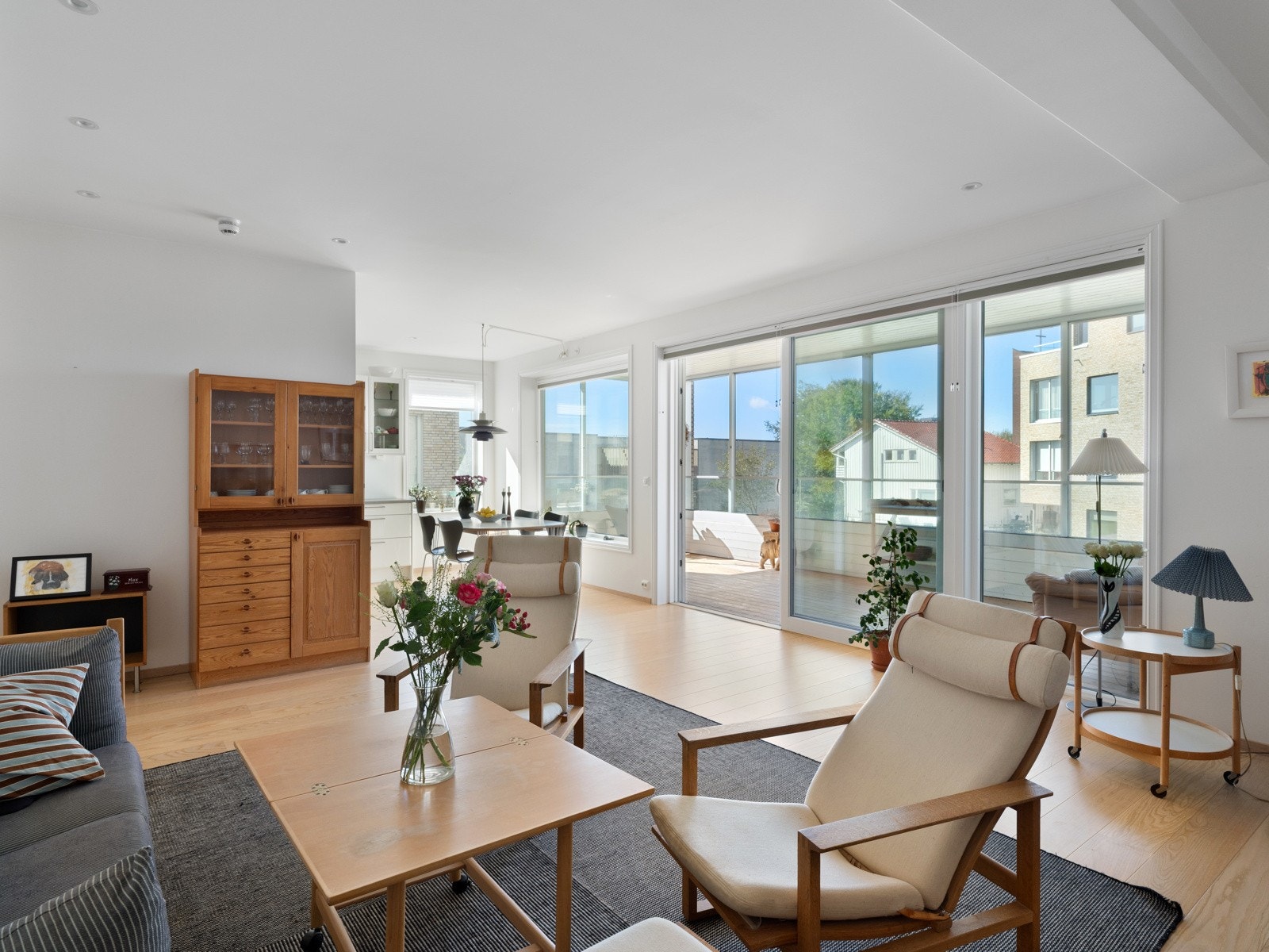 Stuen er romslig og innbydende med store vindusflater som slipper inn rikelig med naturlig lys. Galleribilde