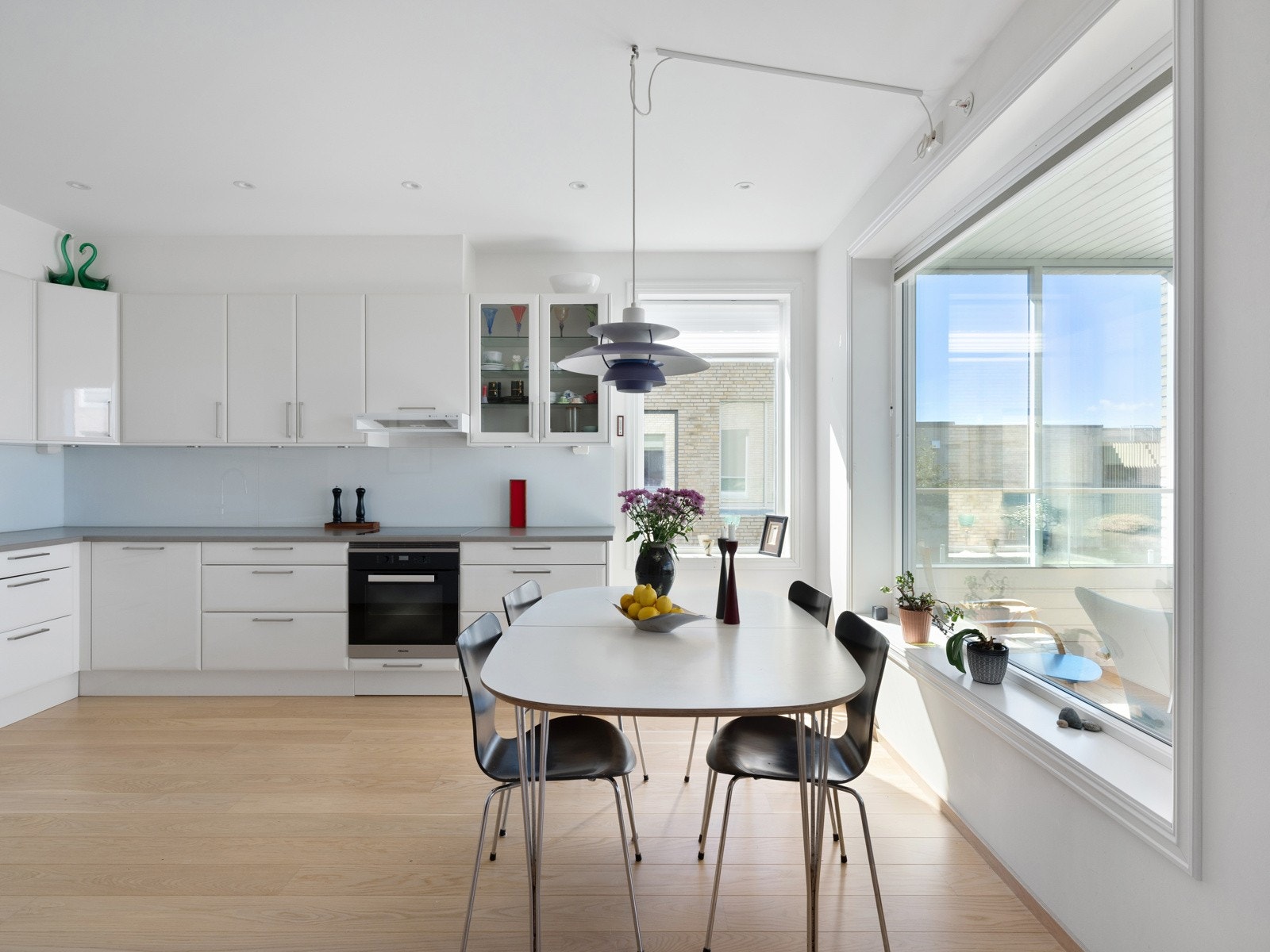 Med godt med skap- og benkeplass har du rikelig med oppbevaringsmuligheter og arbeidsflater. Galleribilde