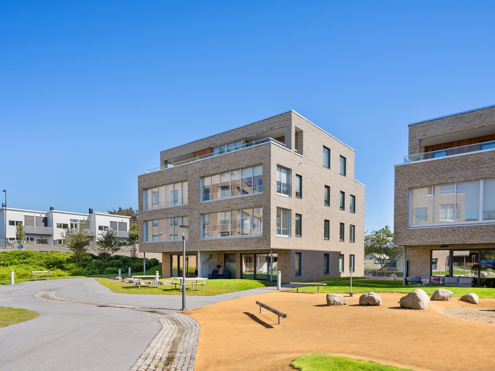 For de minste finnes en lekeplass med gode lekeapparater. Galleribilde