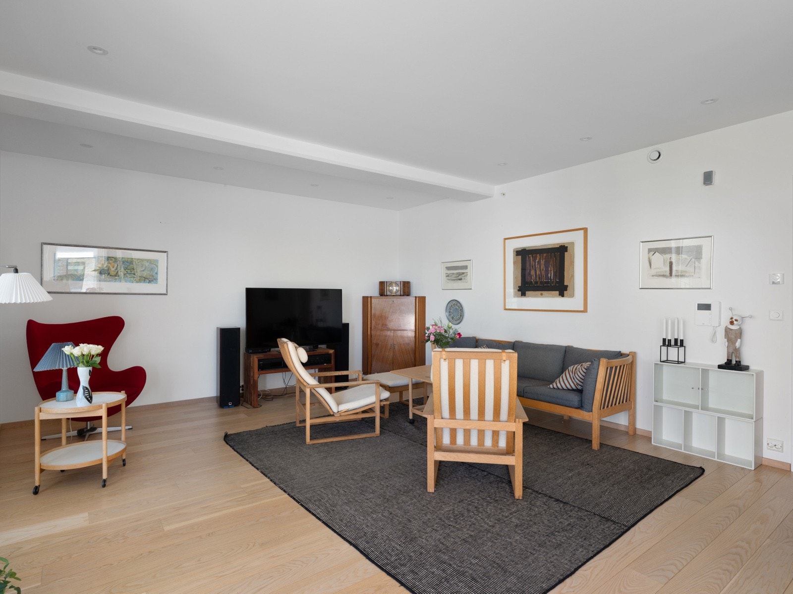 Med hvitmalte vegger og 1-stavs parkett fremstår rommet som moderne og stilrent. Galleribilde