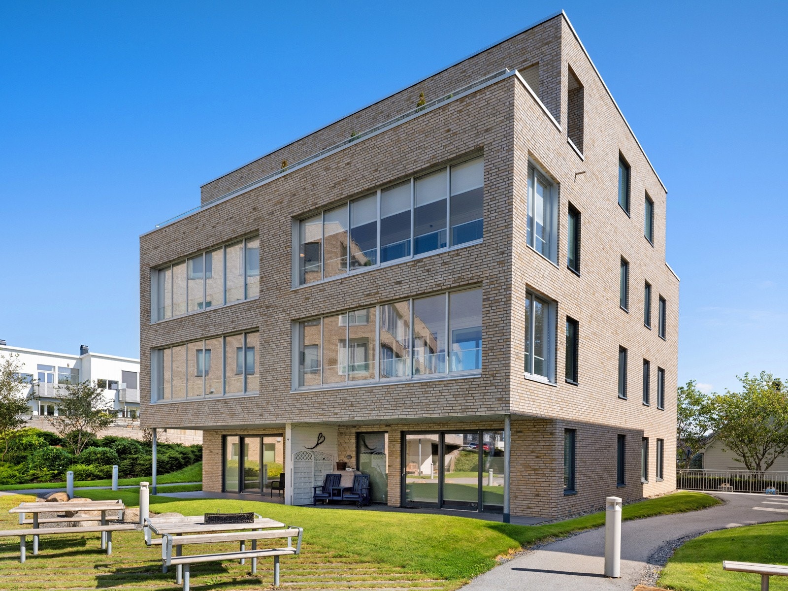 Leiligheten har parkeringsplass i lukket anlegg med tilhørende bod. Galleribilde