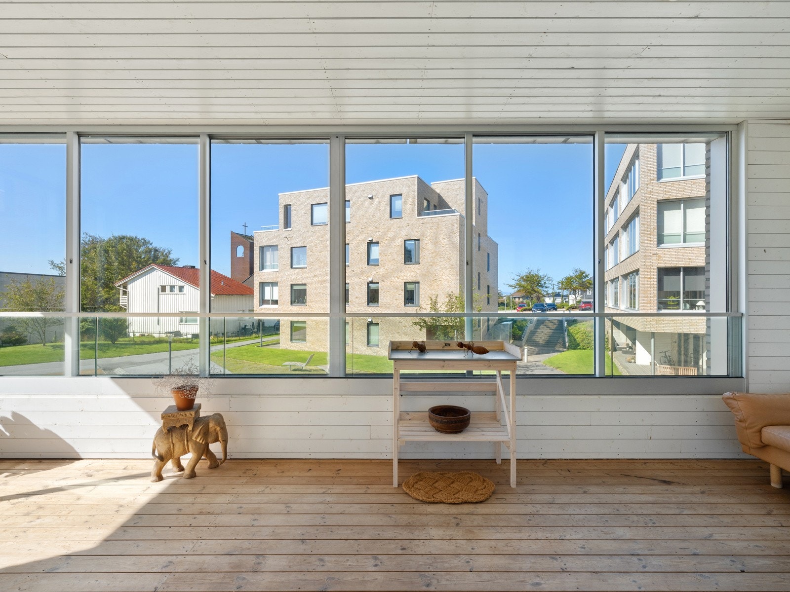 Balkongen er en perfekt forlengelse av stue og kjøkken, som kan brukes i store deler av året. Galleribilde