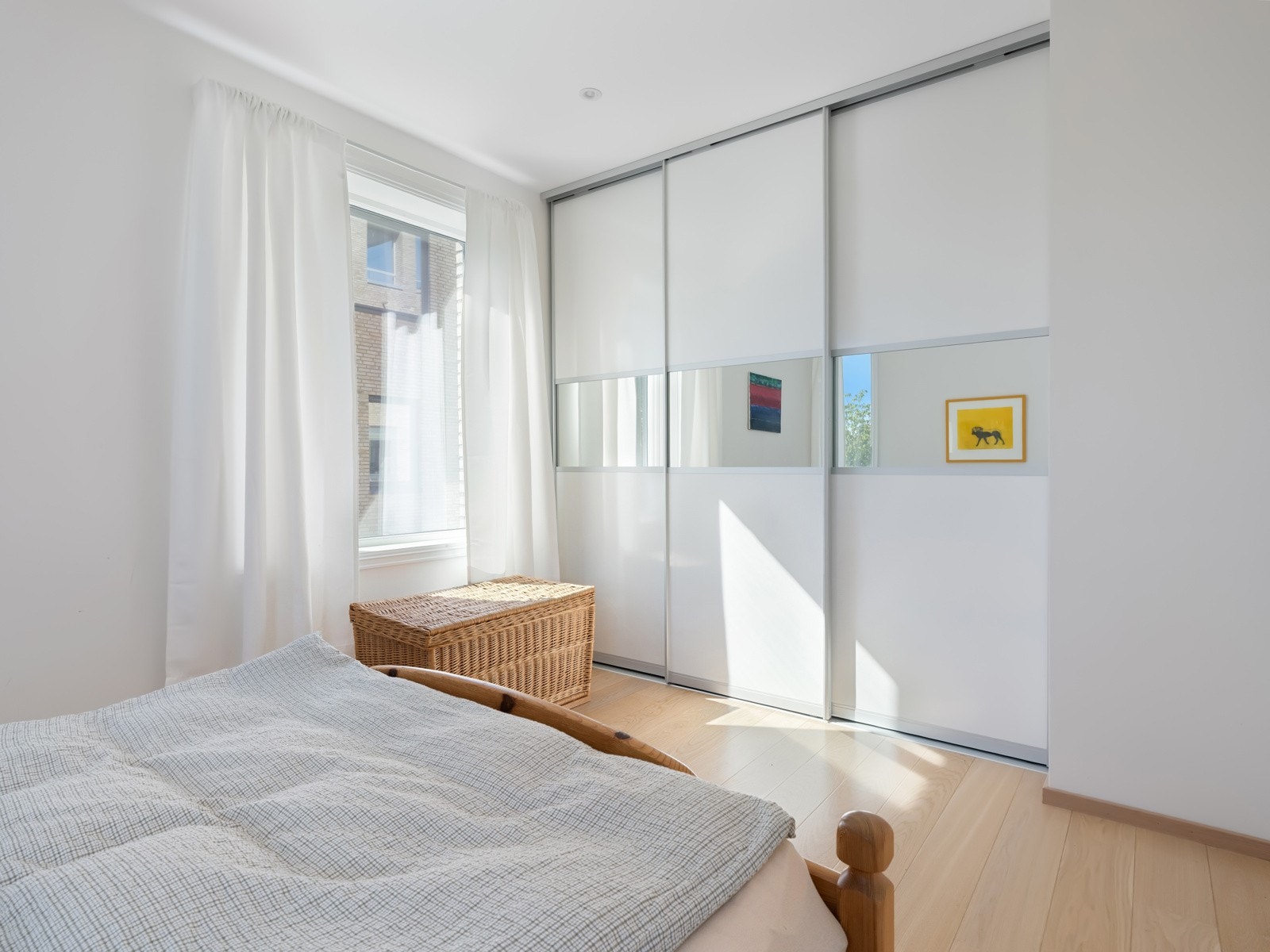 Rommet har en skyvedørsgarderobe som gir god oppbevaringsplass og bidrar til en ryddig og funksjonell løsning. Galleribilde