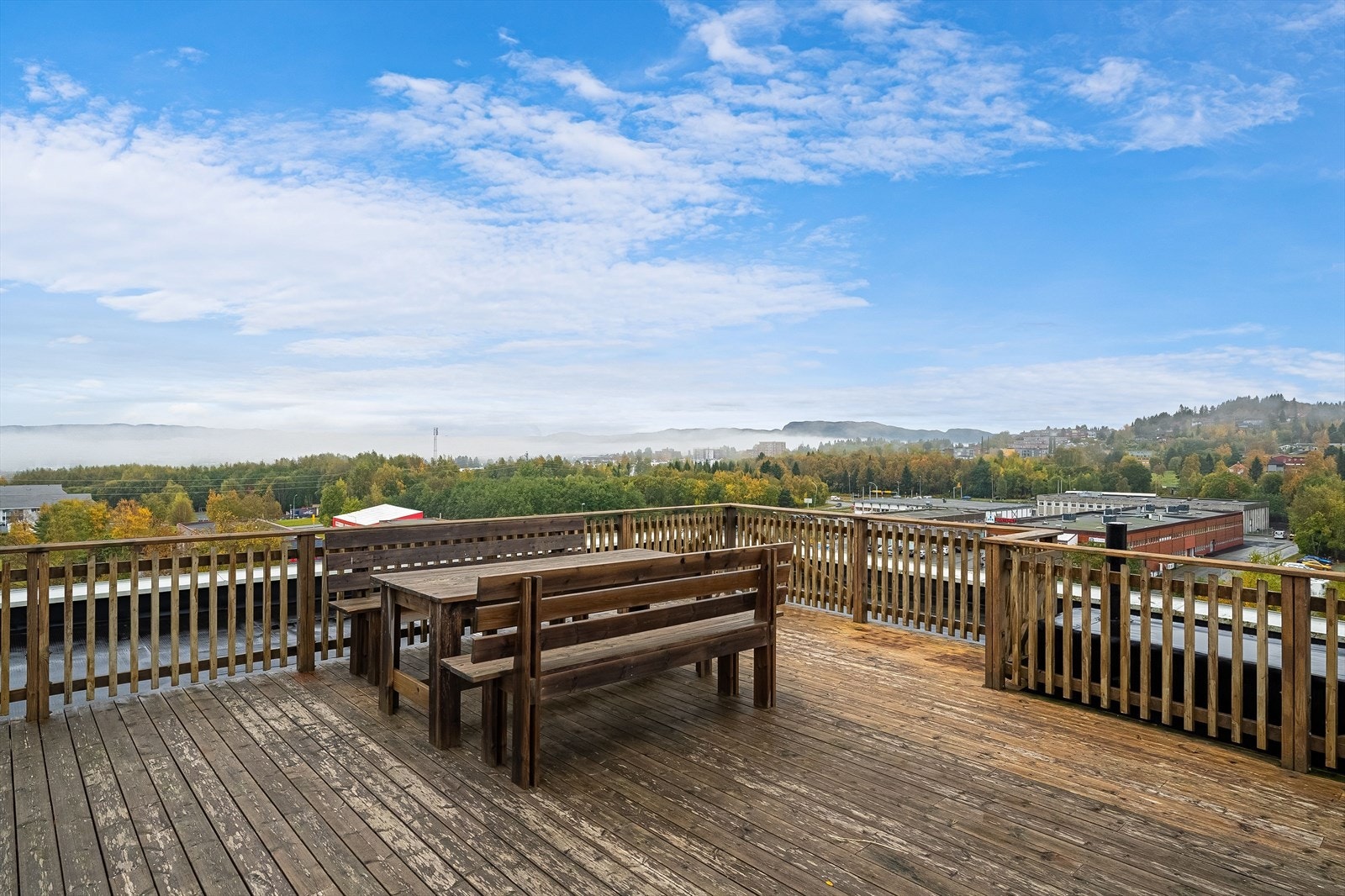Man har tilgang til en felles takterrasse på bygget - perfekt for varme sommerdager. Galleribilde