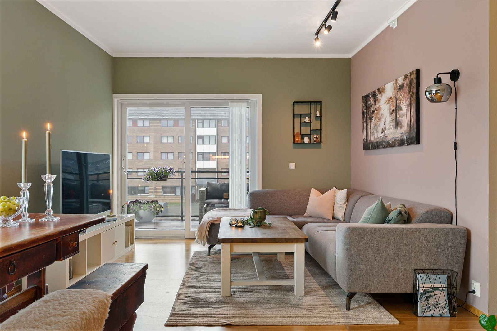 Leiligheten er en lys og moderne 3-roms andelsleilighet i fjerde etasje med heis og solrik balkong. Galleribilde