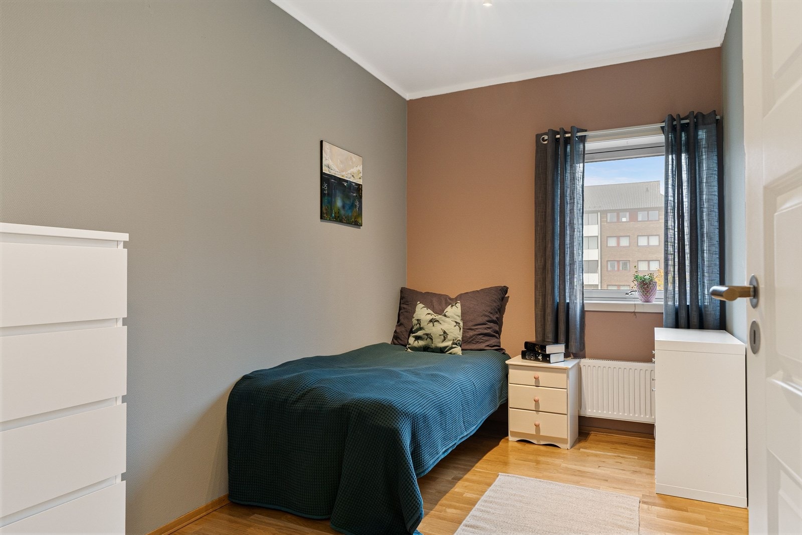 Soverommet er på 8.5 kvm og har god plass til seng og garderobe. Galleribilde