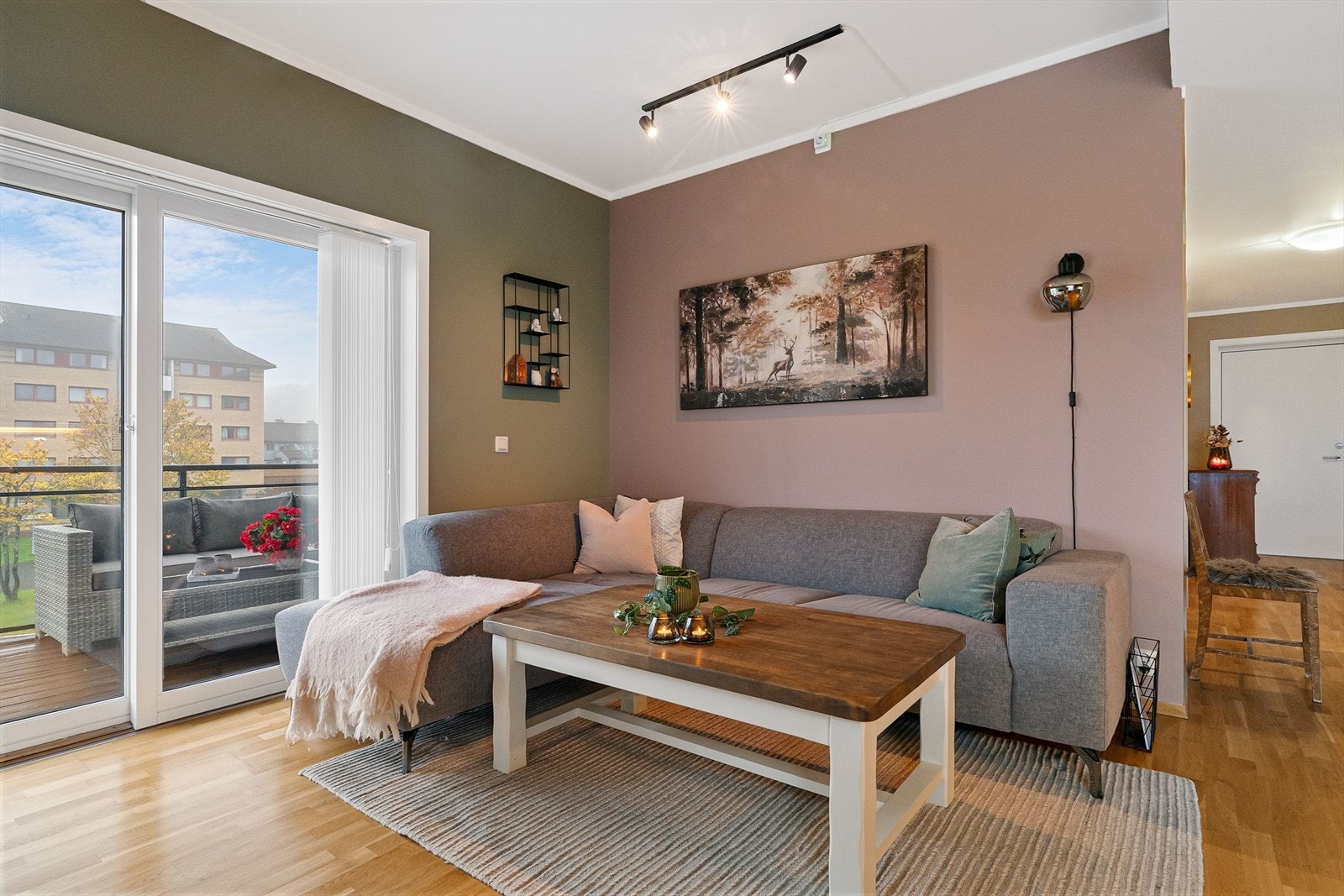 Leiligheten har en lys stue med store vindusflater som slipper inn rikelig med dagslys og gir en luftig atmosfære. Galleribilde