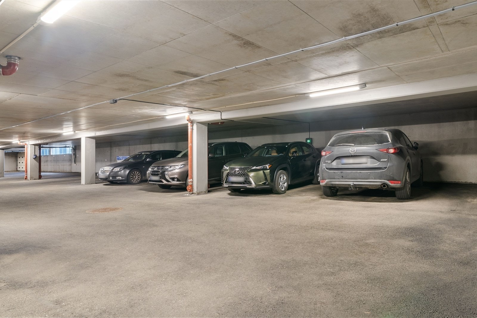 Eiendommen disponerer en parkeringsplass i felles P-kjeller. Det er også etablert gjesteparkering. Galleribilde