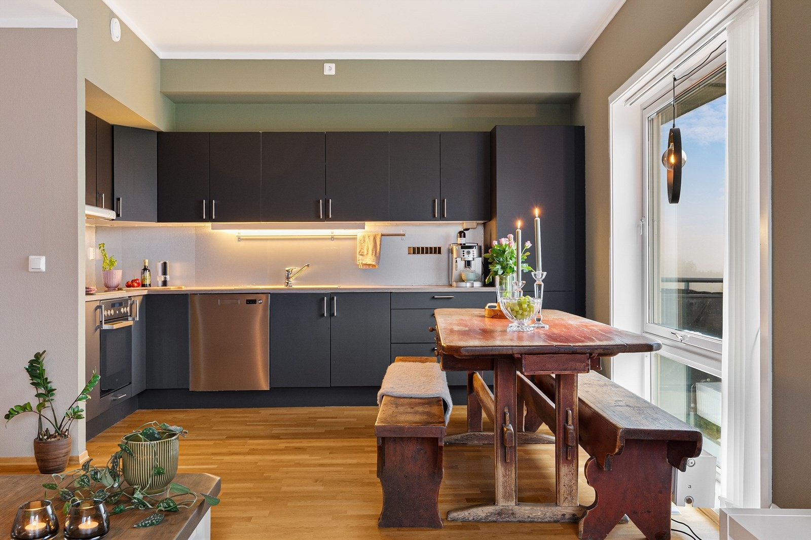 Kjøkkenet har et praktisk oppsett og fremstår som pent og lett å holde rent. Galleribilde