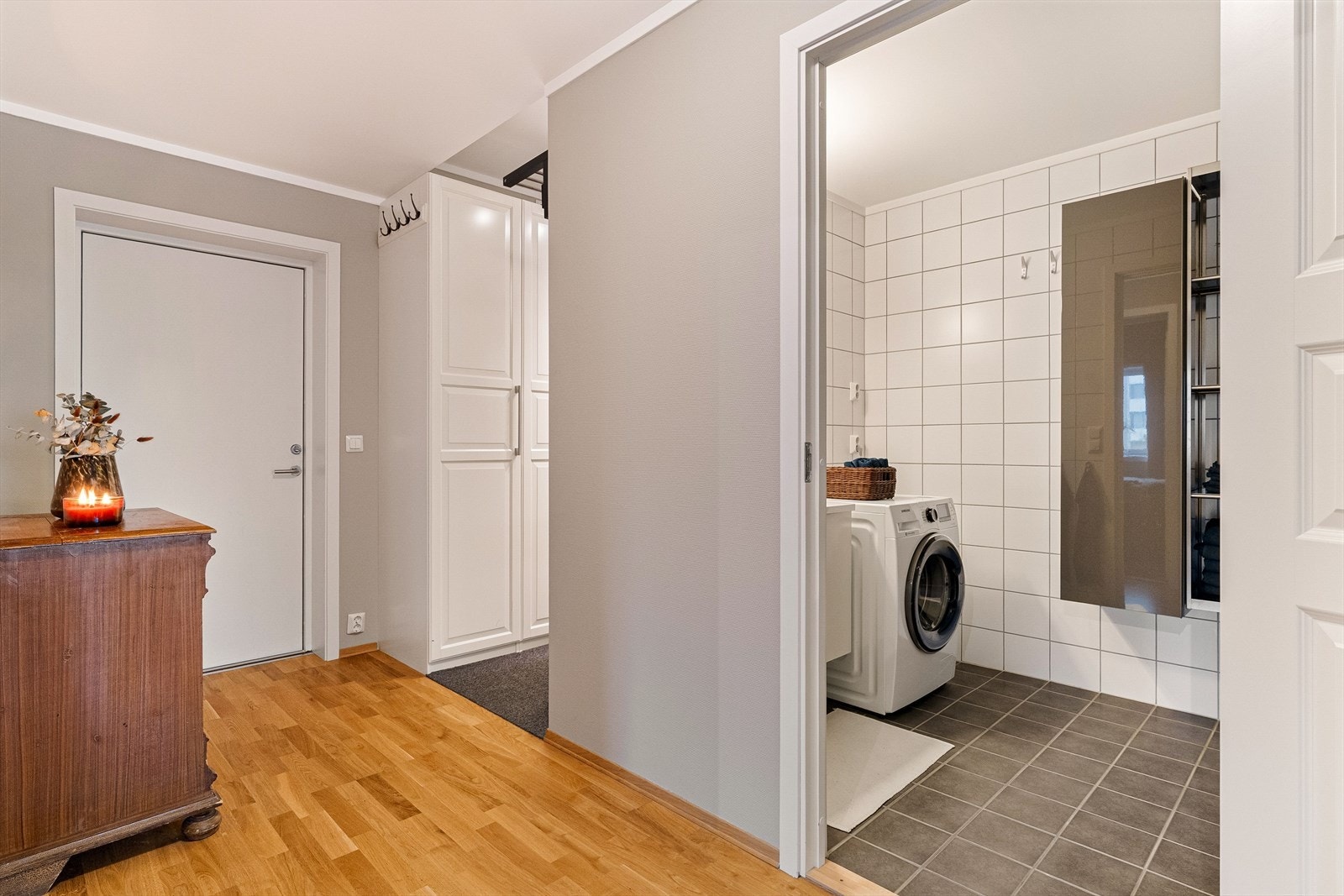 Badet er helfliset og utstyrt med dusj, servant og toalett - et tidløst og funksjonelt rom. Galleribilde