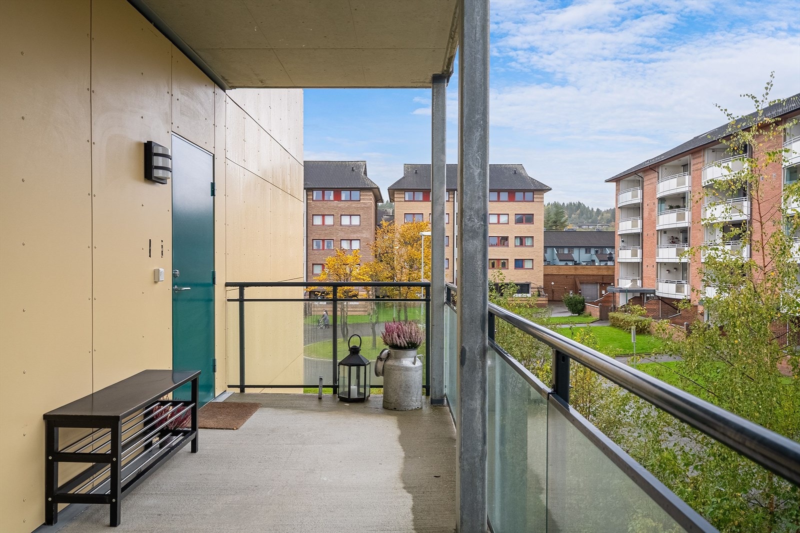 Området rundt bygget byr på fine uteområder og gangveier i grønne omgivelser. Galleribilde