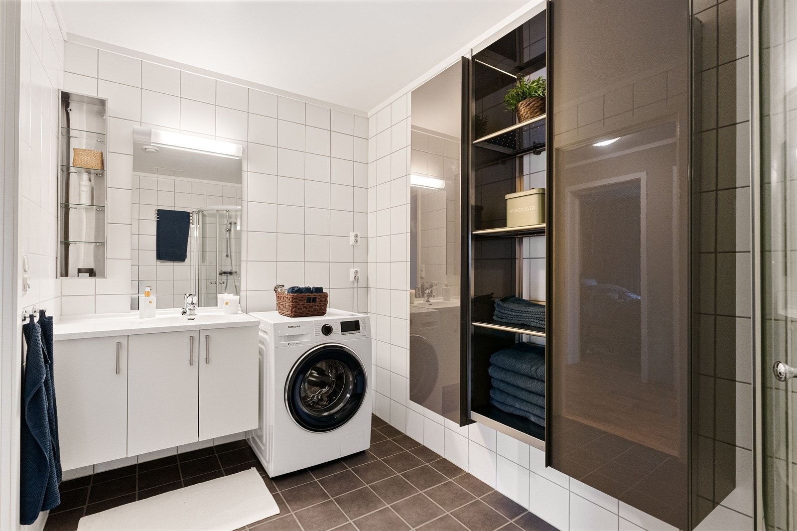 Det er god plass til vaskemaskin på badet, noe som gir en praktisk og effektiv hverdag. Galleribilde