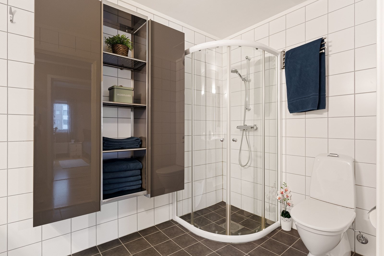 Dusjsonen er praktisk utformet og gir en behagelig start på dagen. Galleribilde