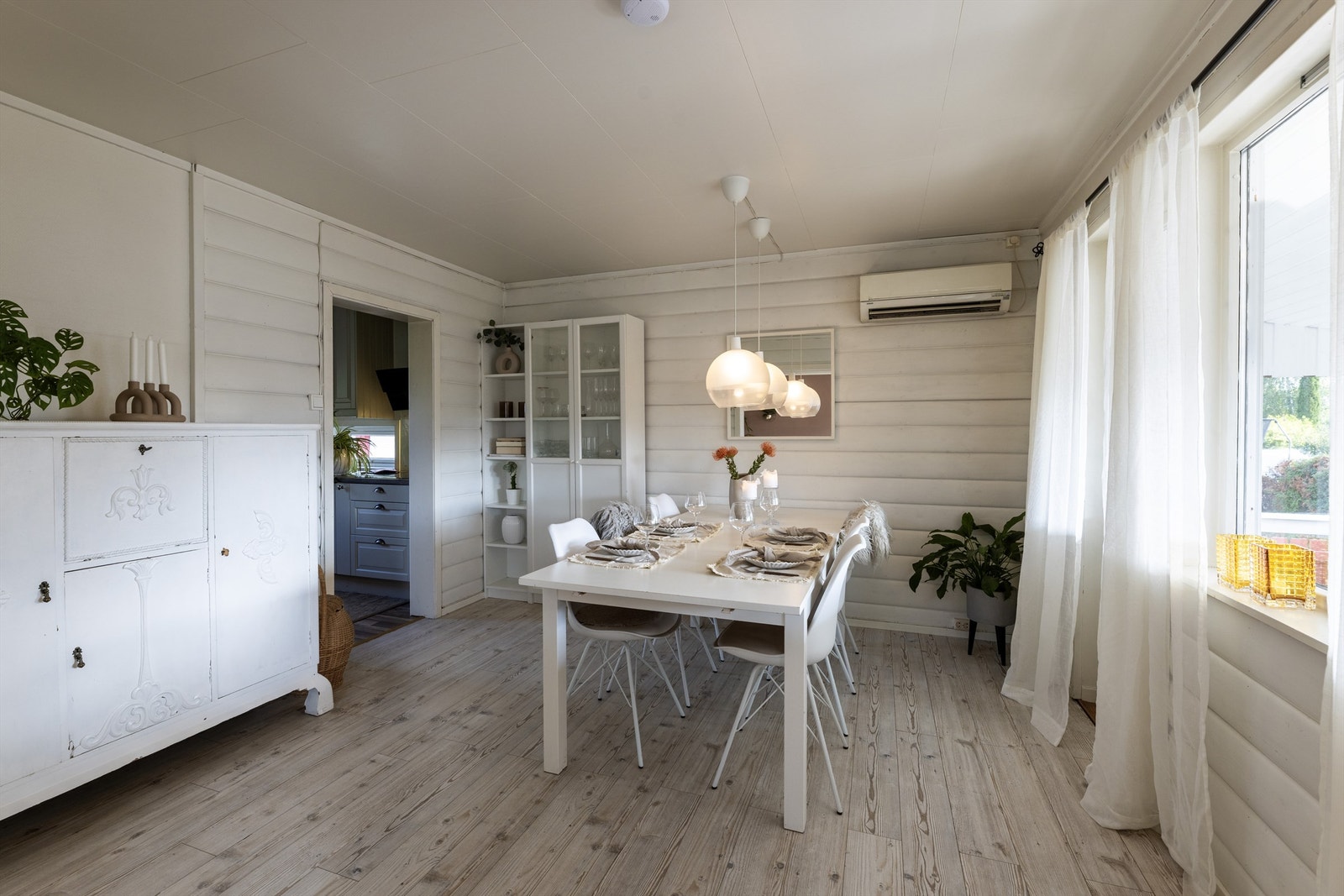 Fra spisestue er det utgang til terrasse. Galleribilde