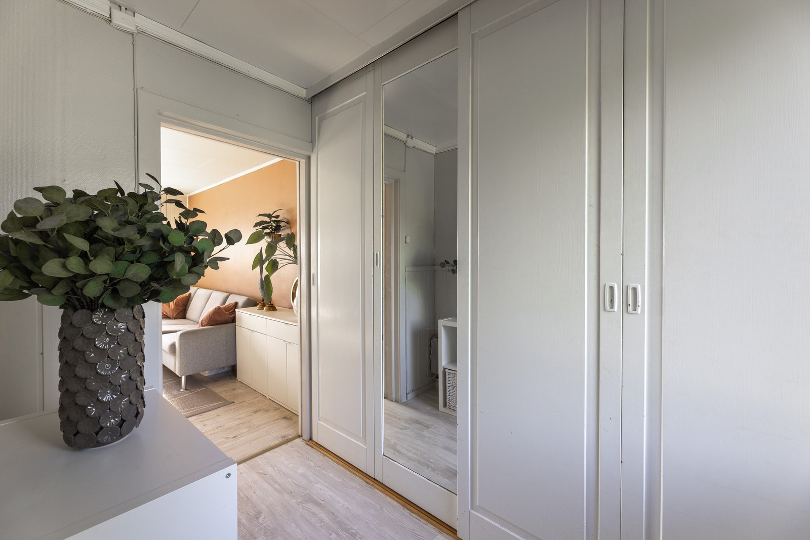 Gang sett mot stue. Romslig garderobeskap fra gulv til tak. Galleribilde