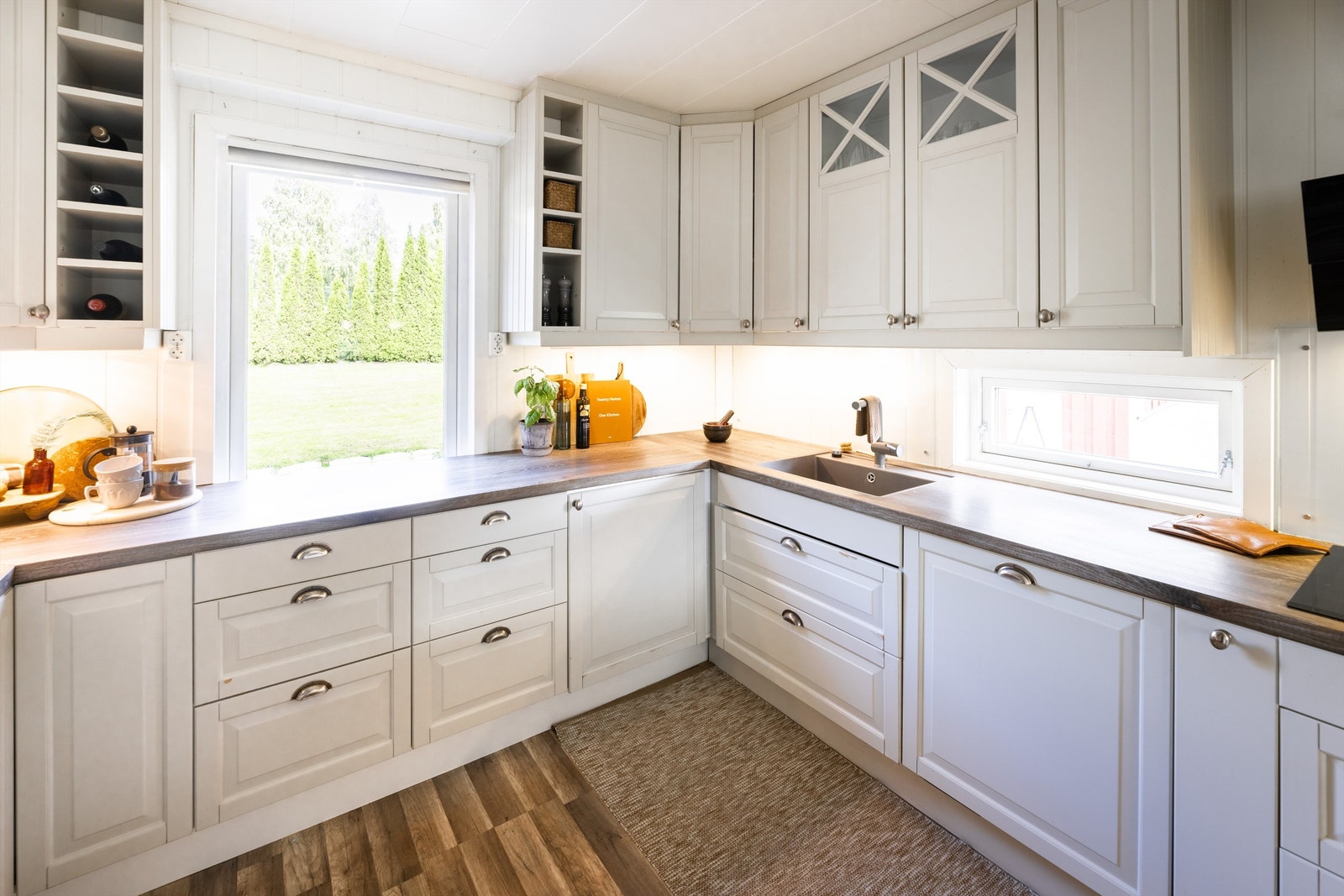 Kjøkken med innredning fra 2016 med god skap- og benkeplass. Galleribilde