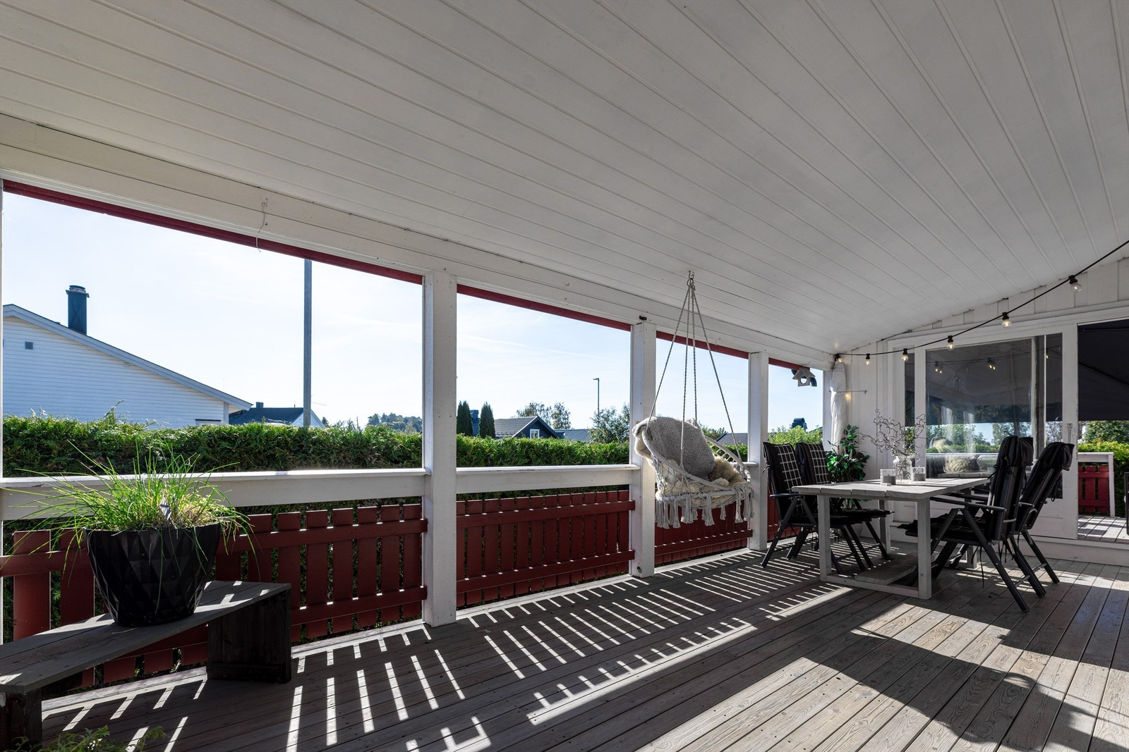 Romslig overbygd terrasse som forlenger bruken. Galleribilde