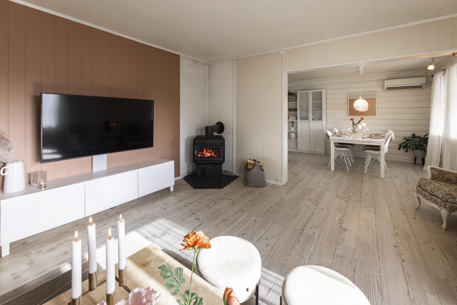 Stue og spisestue gir sammen et romslig og hyggelig hverdagsrom. Galleribilde