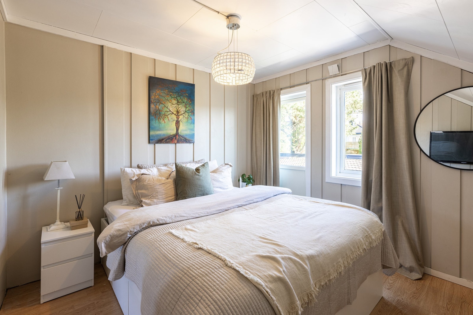 Soverom 1 / hovedsoverom med utgang til liten balkong. Galleribilde