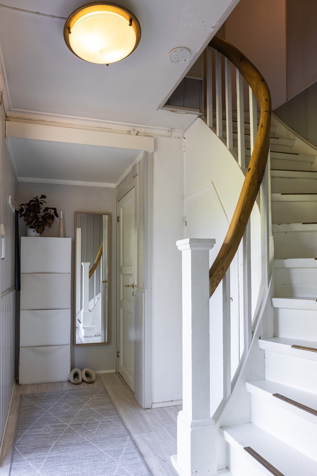 Trapperom, adkomst til toalettrom til høyre. Galleribilde