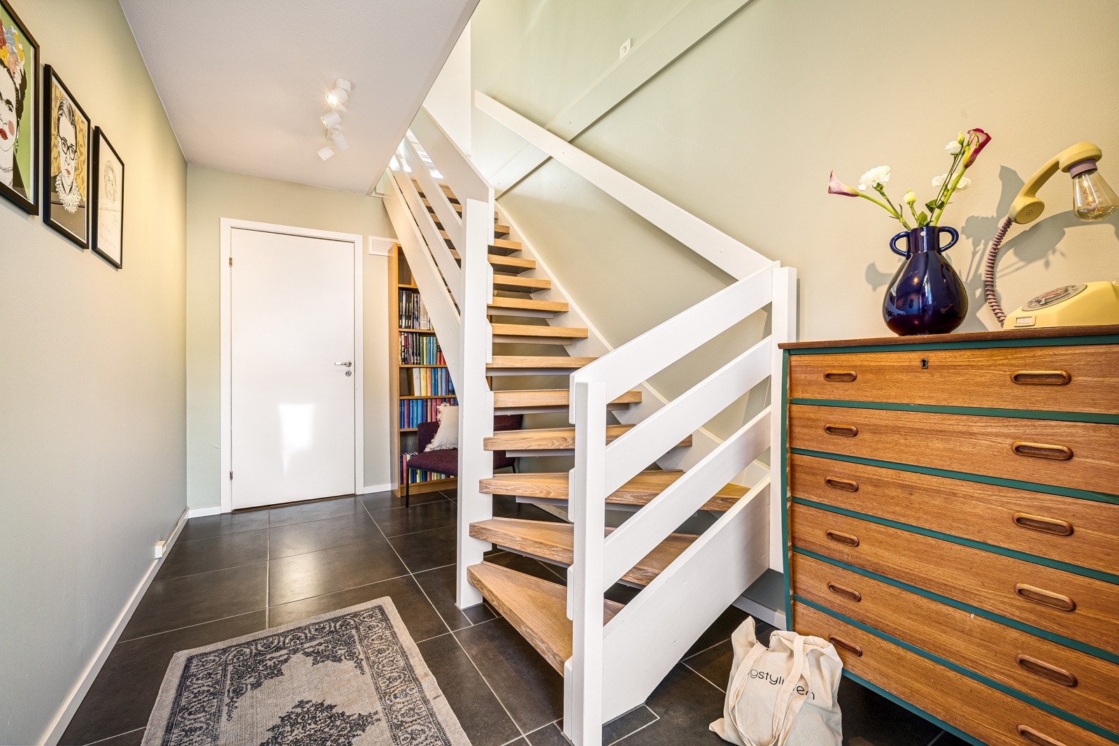 - Det første du møter når du trer inn i leiligheten er en romslig entré. Her har du eget garderoberom/bod hvor man kan stue vekk alt av yttertøy - Galleribilde