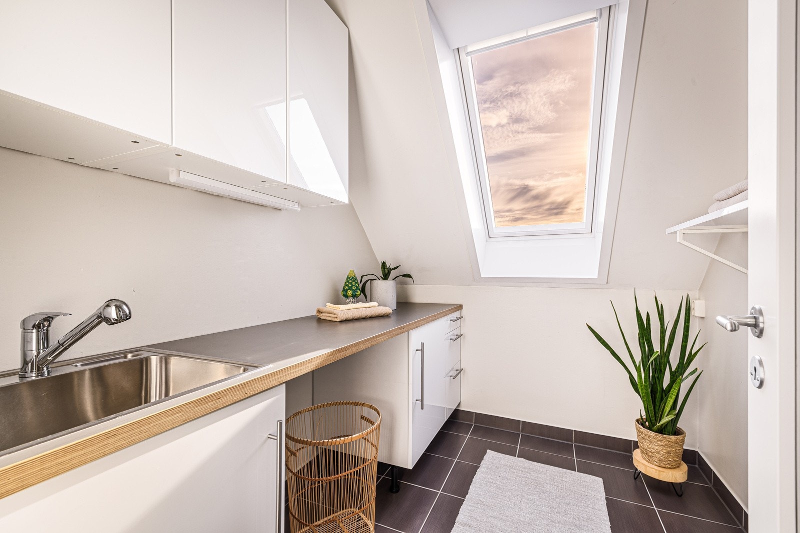 - Vaskerommet har rikelig med skapplass samt både vaskemaskin og tørketrommel som medfølger - Galleribilde