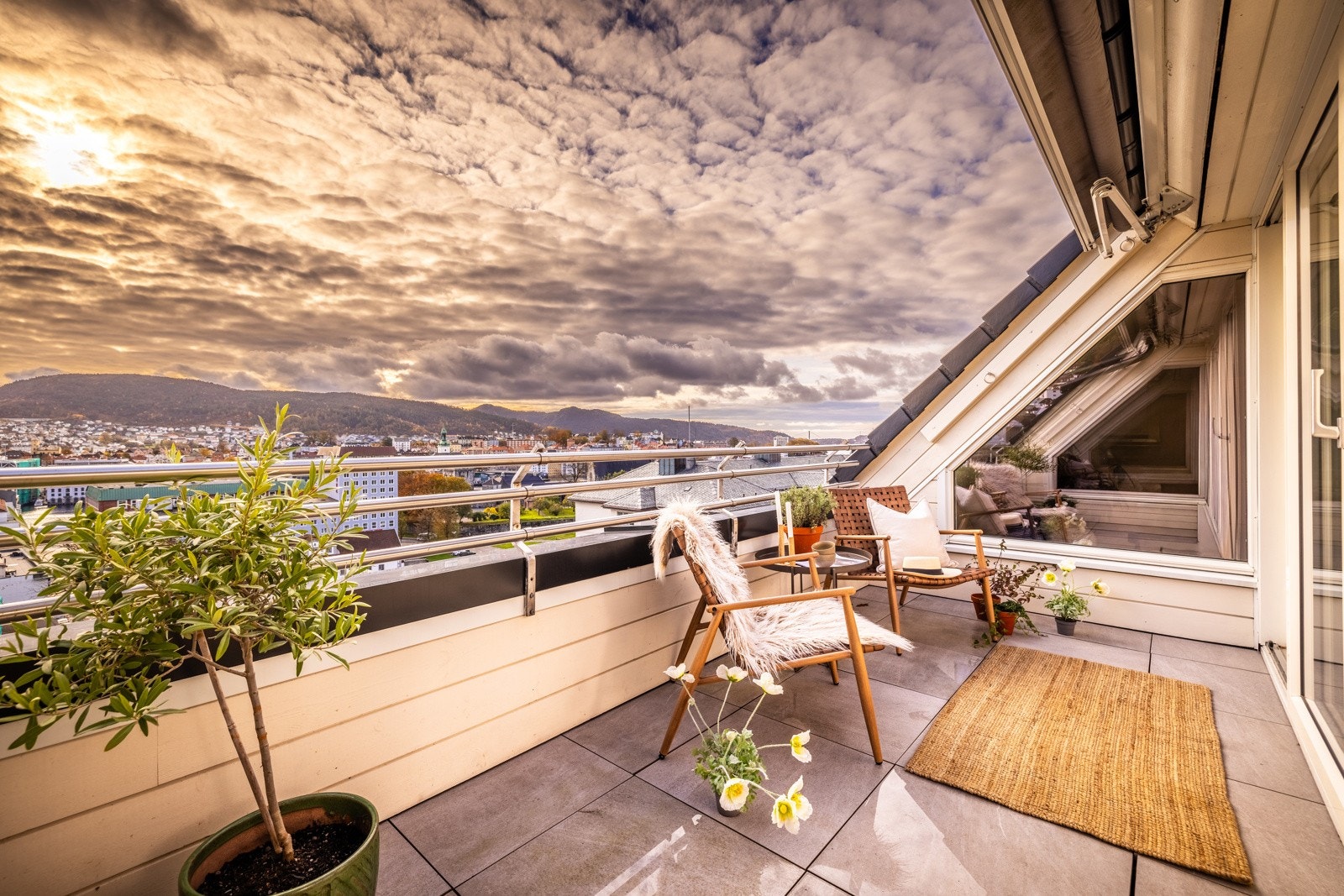 - Utsikten forandrer seg vakkert med lyset gjennom dagen og de ulike årstidene, og gir boligen en egen ro og karakter - Galleribilde