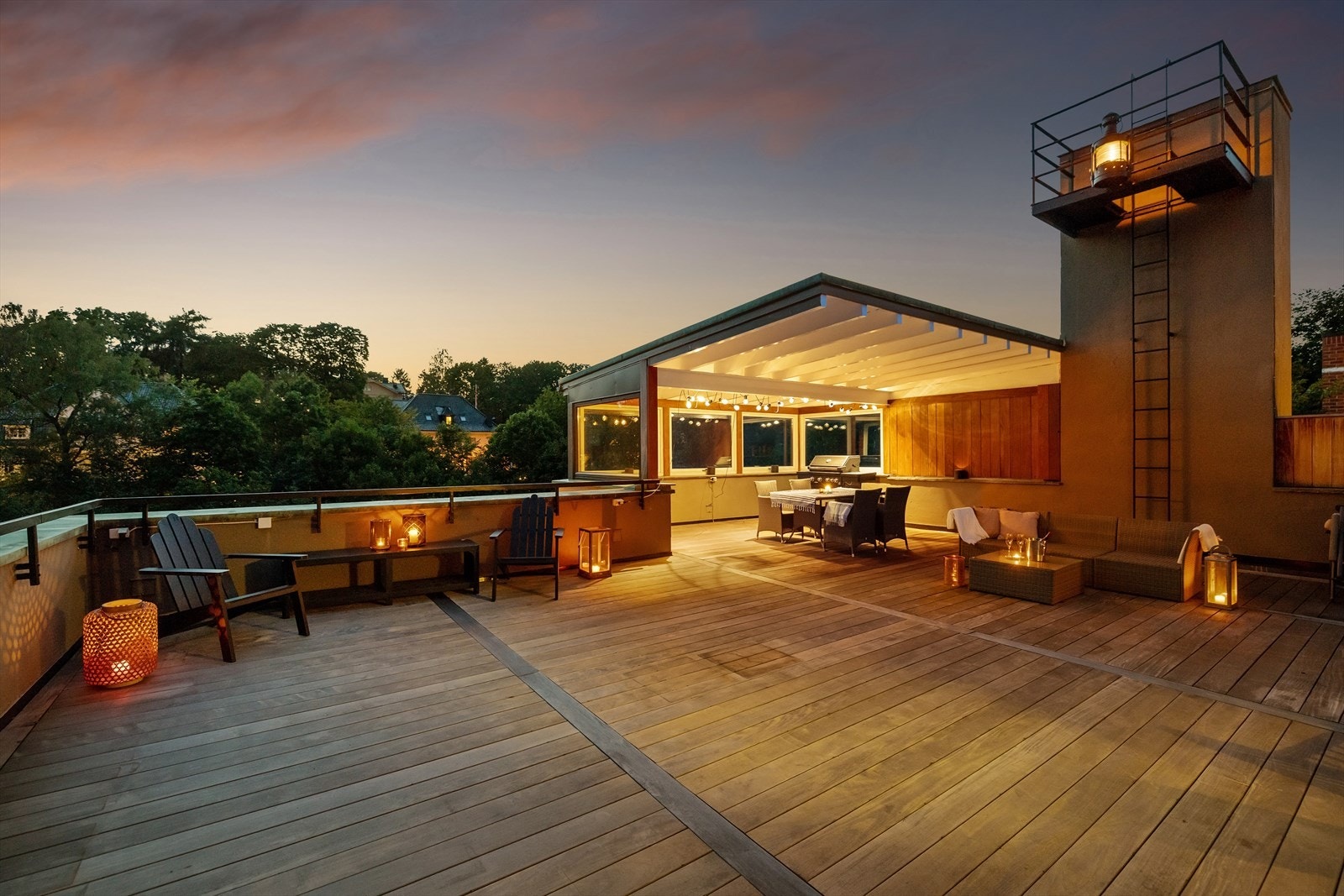 I 2. etasje er det en stor takterrasse på 75 kvm med pergola med svært gode solforhold Galleribilde