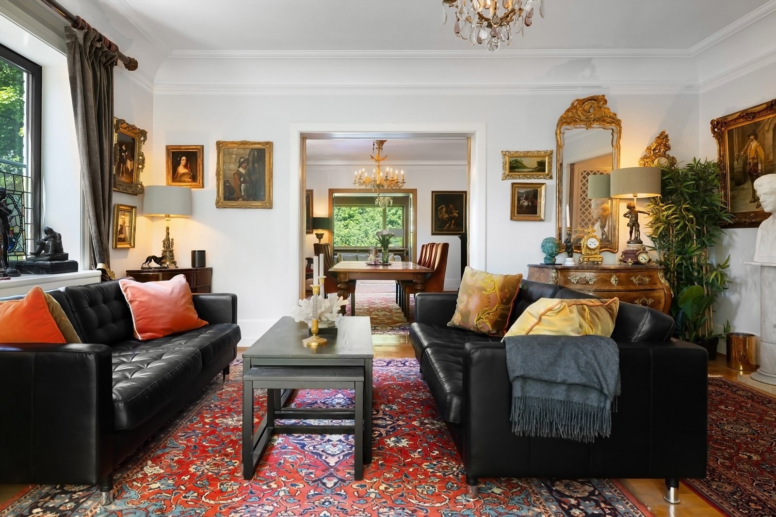 I første etasje ligger tre stuer på rekke og rad Galleribilde