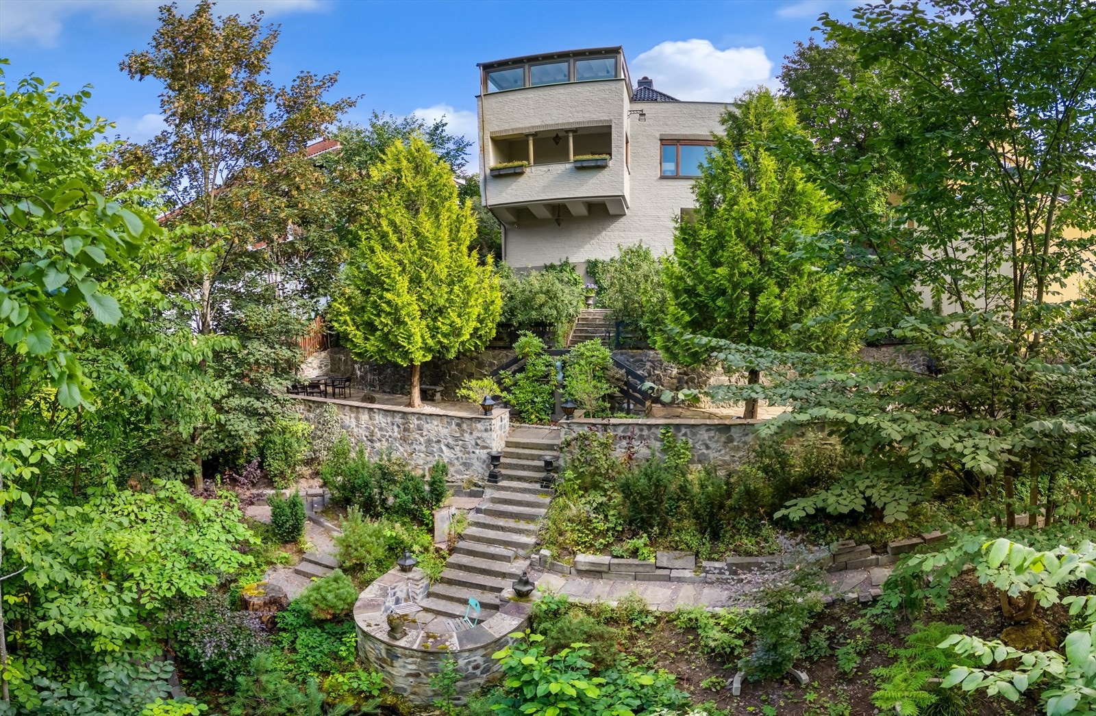 Boligen ligger skjermet til i vakre, grønne omgivelser Galleribilde