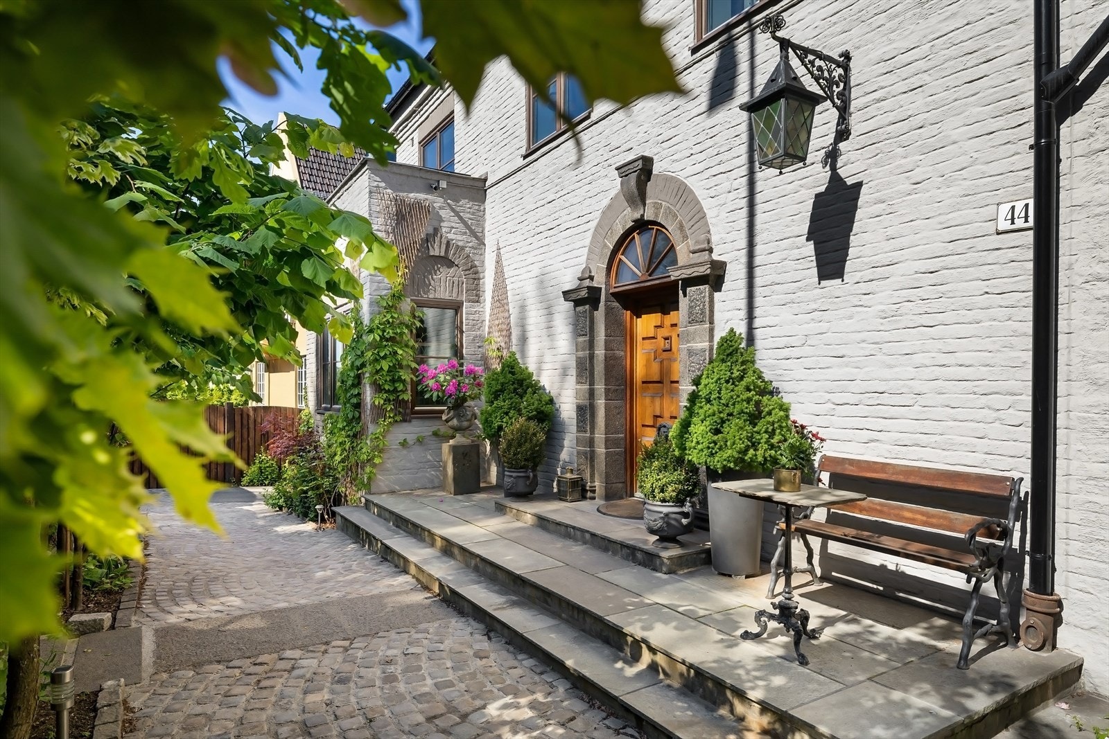 Eiendommen har innkjørsel på begge sider av villaen, hvorav den ene leder til en integrert garasje Galleribilde