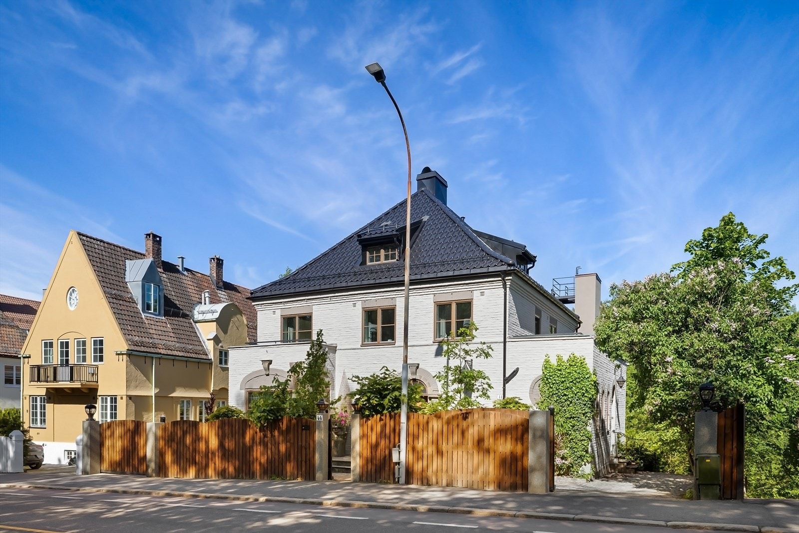 Tomten er på 979 kvm og har et parkmessig preg med natursteinbelagte uteplasser, beplantning og flere nivåer som følger terrenget Galleribilde