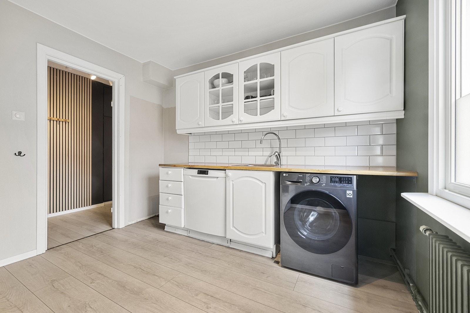 Kjøkkeninnredningen har laminat benkeplate og opplegg for både oppvaskmaskin og vaskemaskin. I dag står det et helt nytt kjøleskap (fra oktober 2025) på kjøkkenet, som medfølger salget! Galleribilde