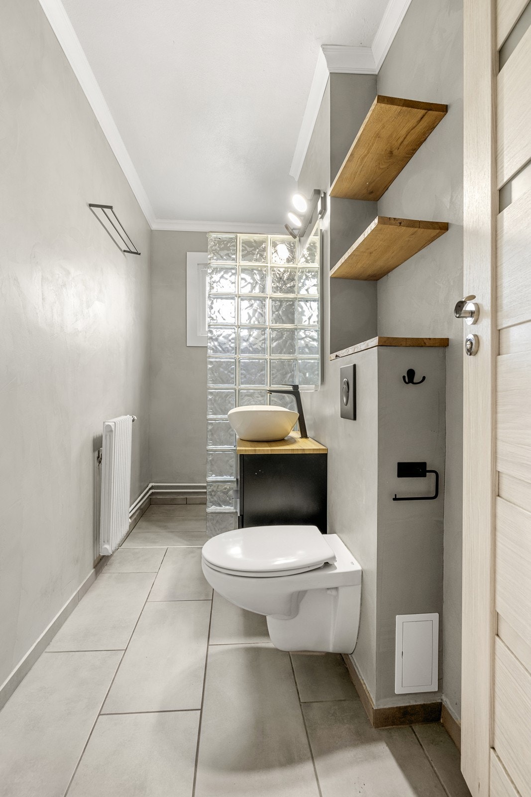 Her er det vegghengt toalett og smarte, innkassede hyller som utnytter plassen godt. Galleribilde