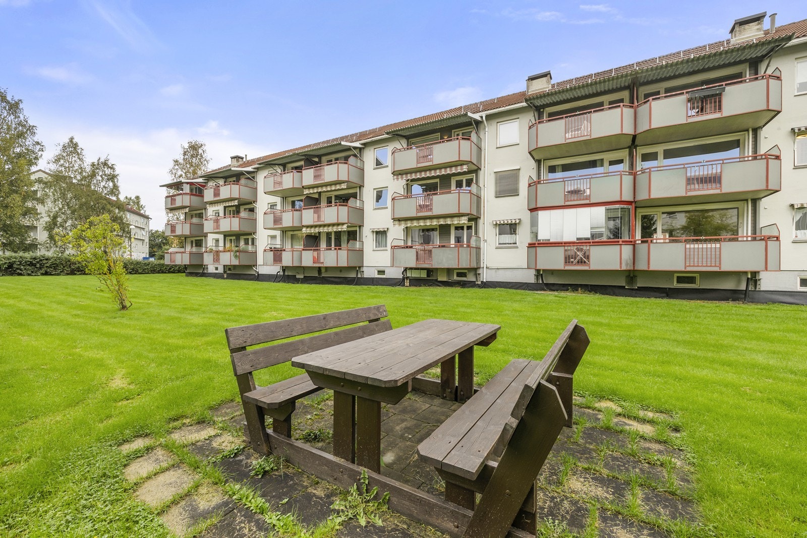 Uteområdene er pent opparbeidet med felles sittegrupper til sosialt samvær. Galleribilde