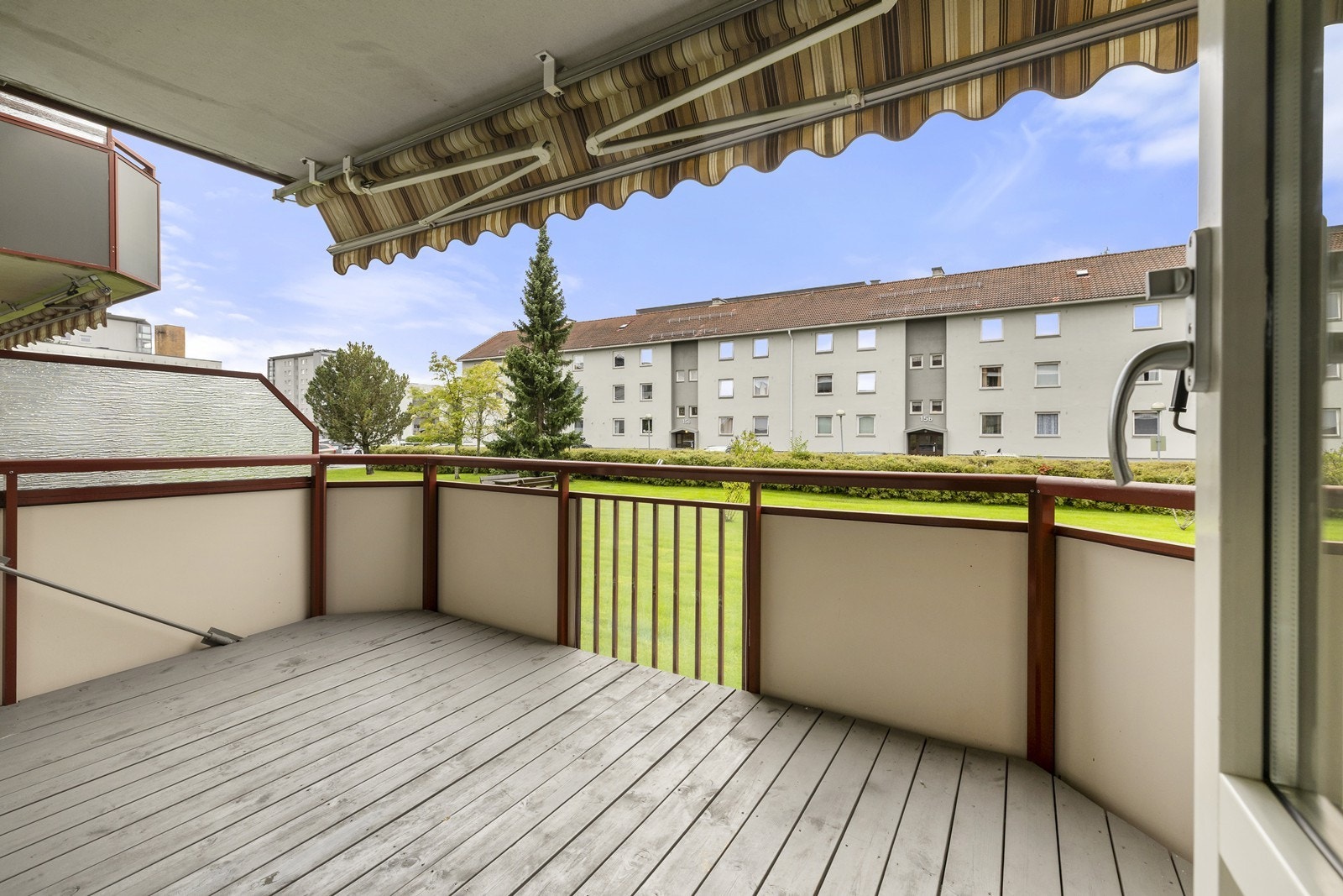 Den sydvestvendte balkongen på 8 m² gir gode solforhold og utsikt over grønne fellesarealer. Galleribilde