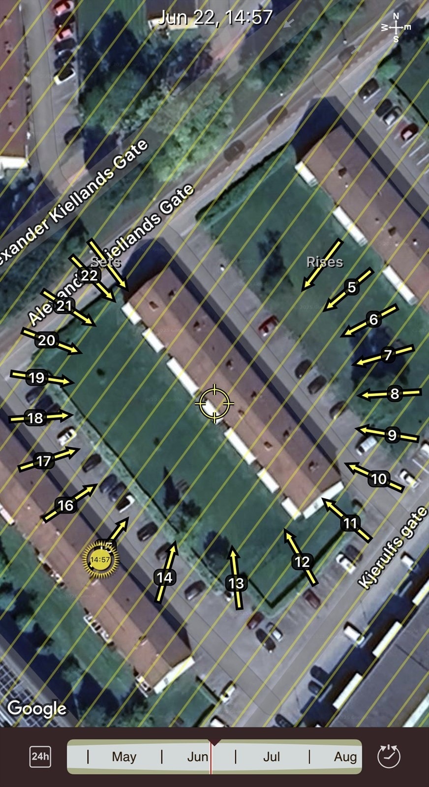 Solforhold i midten av sommeren! Her får du solstråler på balkongen fra ca. kl 12 til kl. 20 om kvelden. Balkongveggene og balkongens overbygg vil skygge en del for solen. Galleribilde