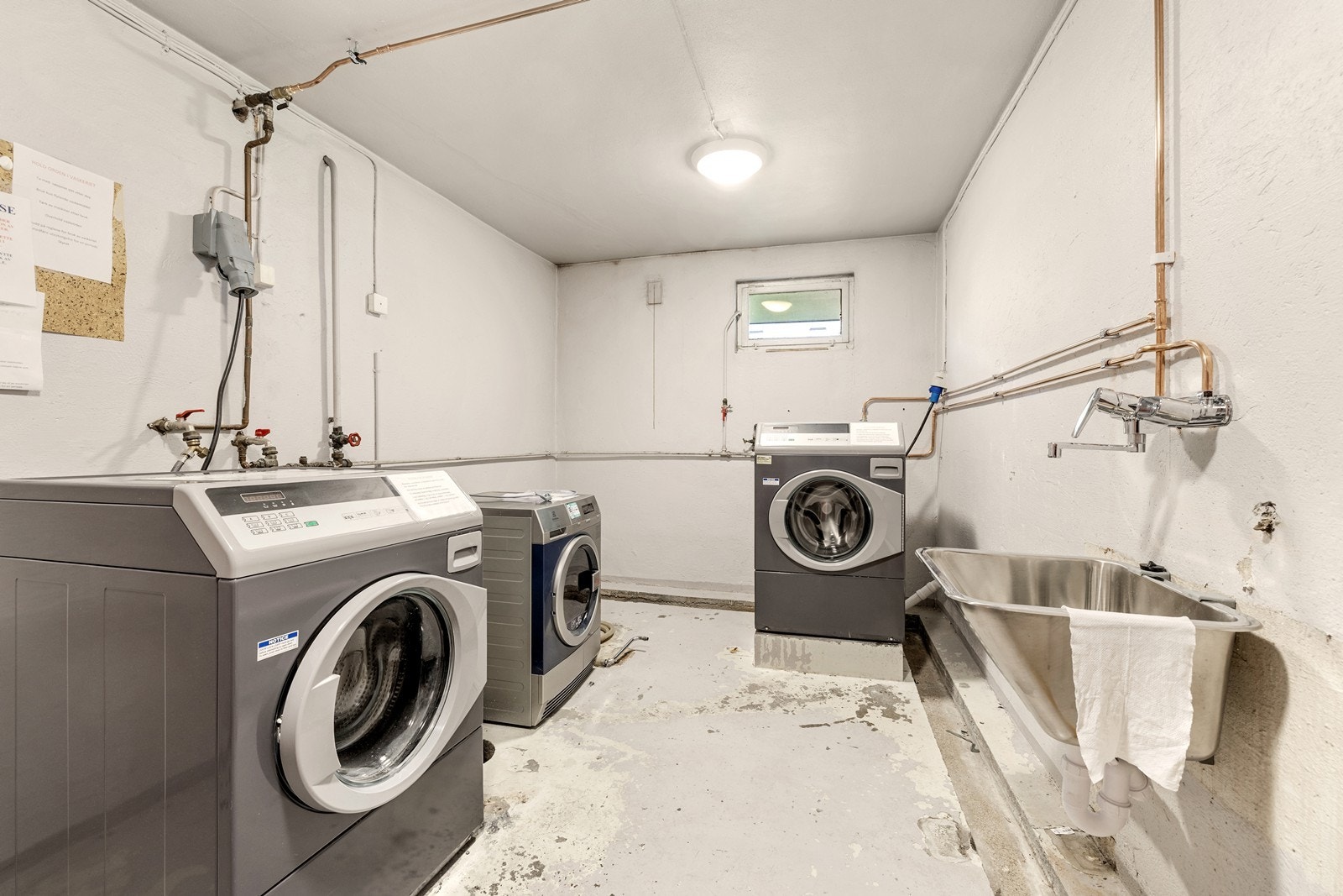 Sameiet disponerer fellesvaskeri som nylig er oppgradert med nye tørketromler. Vaskeri kan benyttes mellom kl. 08:00 og 21:00 på hverdager og mellom kl. 08:00 og 16:00 på lørdager. Dagens eier bruker hovedsakelig vaskemaskin på kjøkkenet. Galleribilde