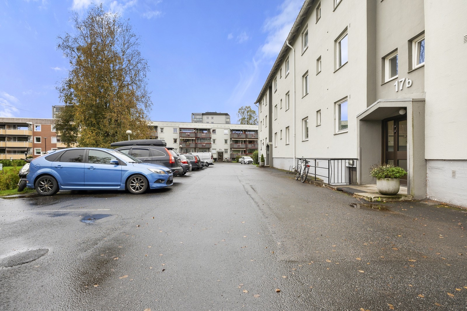 Det medfølger en parkeringsplass til disposisjon. Dagens eier har parkeringsplass rett utenfor døren. Sameiet har også flere gjesteparkeringer (trenger synlig parkeringsbevis). Galleribilde