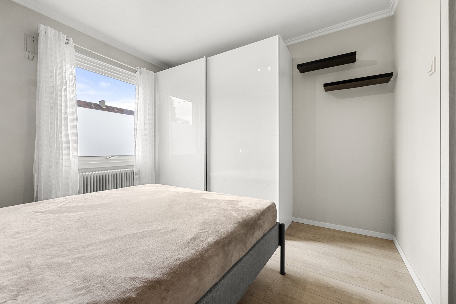 En romslig skyvedørsgarderobe gir rikelig med oppbevaringsplass på soverommet. Garderobeskapet medfølger salget. Galleribilde