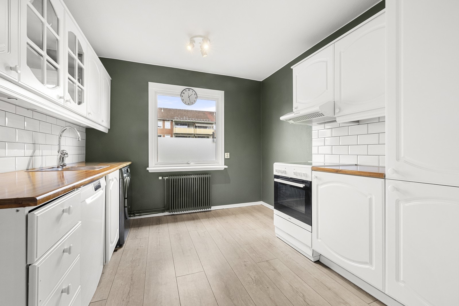 Alle hvitevarer som oppvaskmaskin, komfyr og vaskemaskin medfølger salget (i tillegg til det nye kjøleskapet). Galleribilde