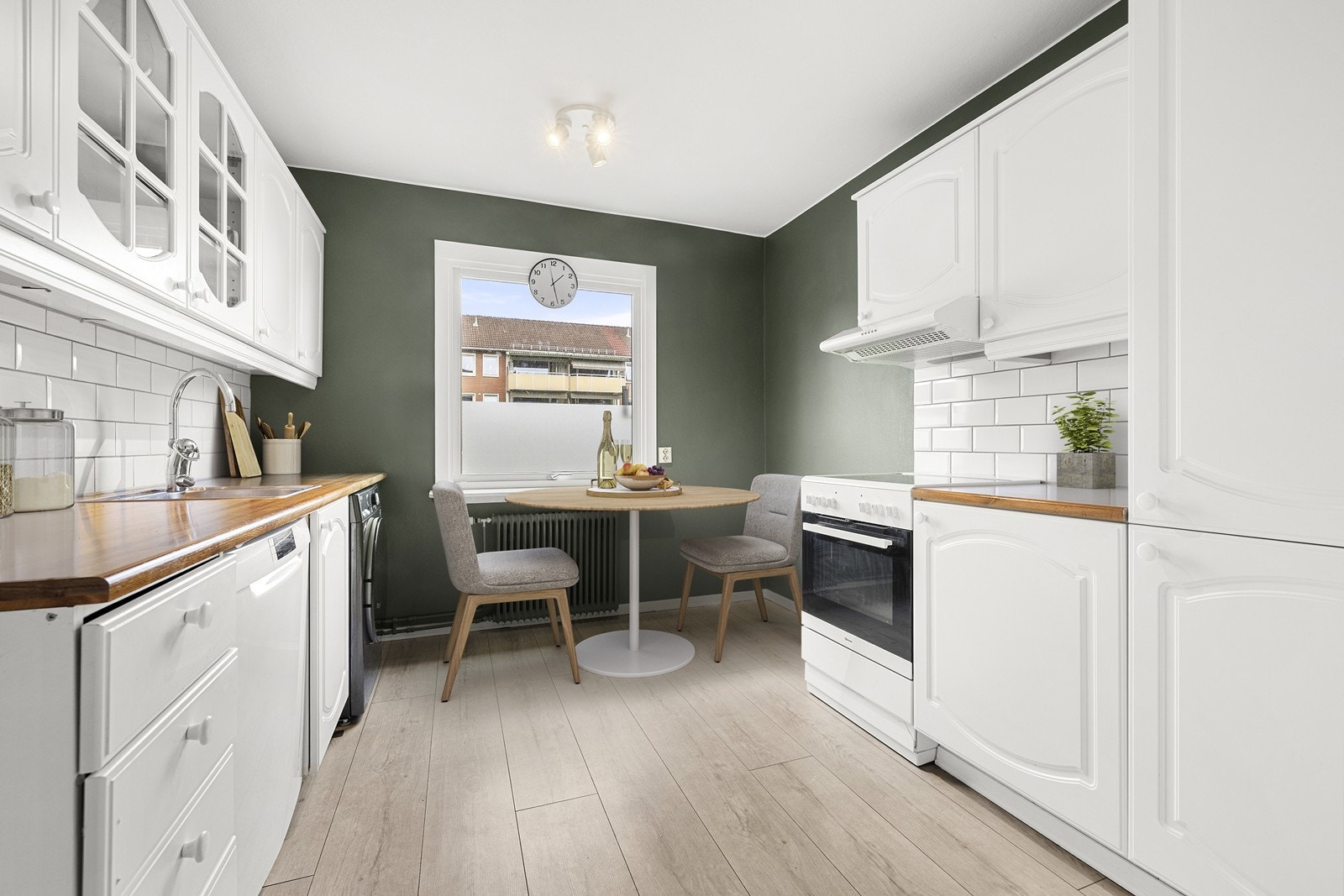 Kjøkkenet er lyse fronter og har god plass til egen spisegruppe ved vinduet.
(Bildet er digitalstylet) Galleribilde