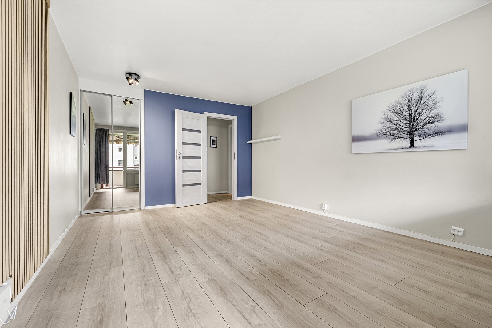 I stuen er det etablert en smart oppbevaringløsning med skyvedører for å optimalisere lagringsplassen. Galleribilde