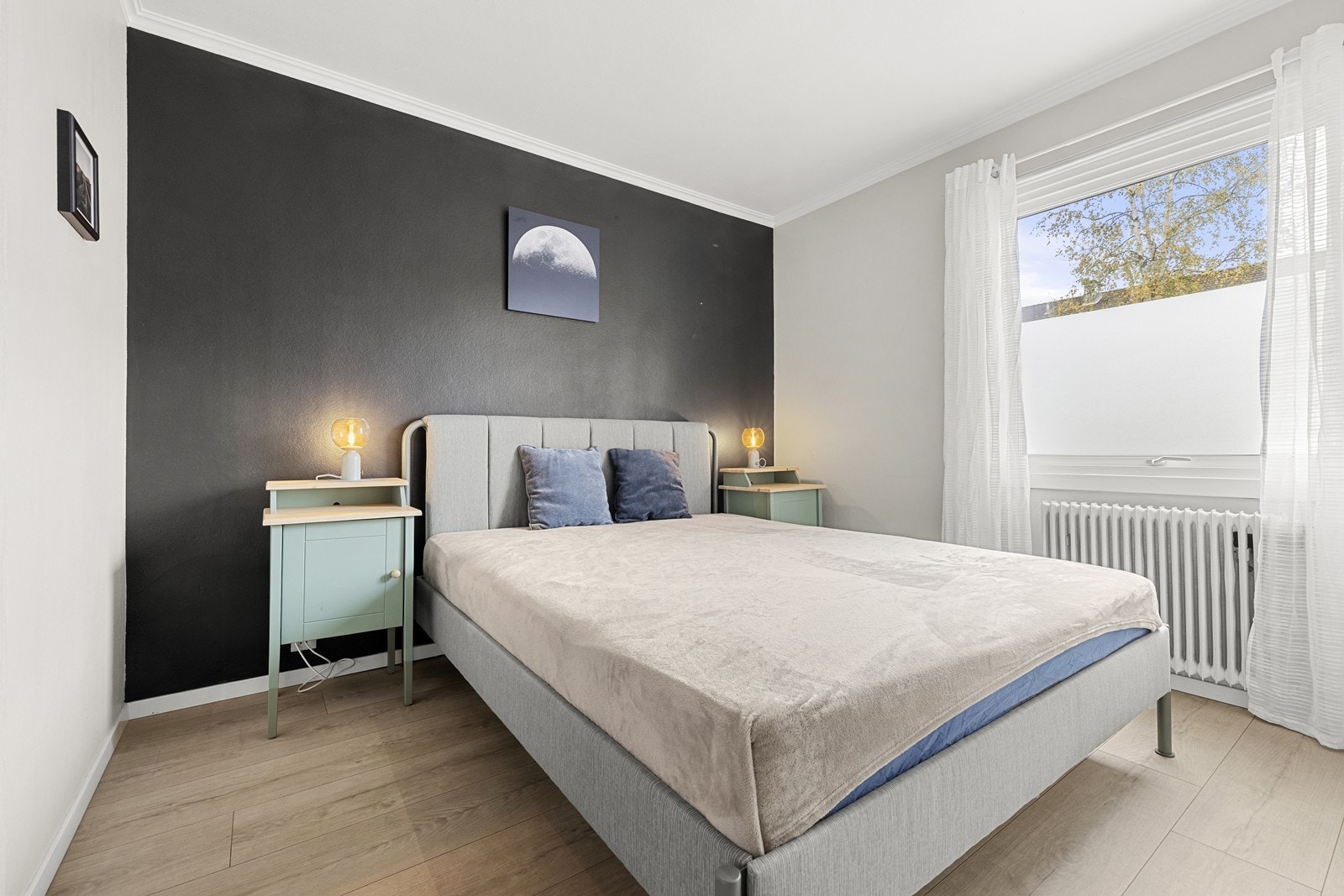 Store vindusflater gir godt med naturlig lys, og rommet varmes opp av radiator. Rommet er på ca 10 m². Galleribilde